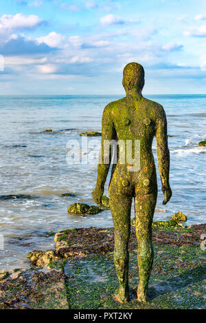 Lamberhurst, Kent, Großbritannien - 10 Okt 2018: Ein anderes Mal ist eine Serie von 100 Skulpturen von Anthony Gormley, die rund um die Welt positioniert sind. Dieses Beispiel ist aus Stockfoto