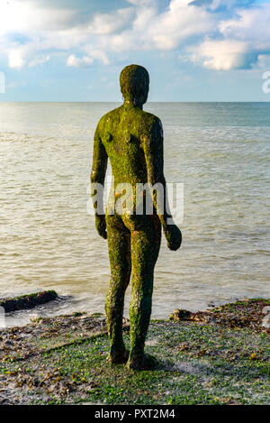 Lamberhurst, Kent, Großbritannien - 10 Okt 2018: Ein anderes Mal ist eine Serie von 100 Skulpturen von Anthony Gormley, die rund um die Welt positioniert sind. Dieses Beispiel ist aus Stockfoto