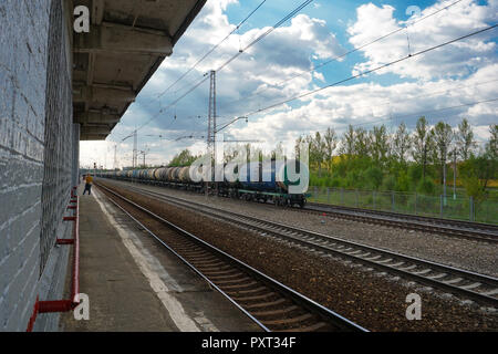 Moskau, Russland, 05.14.2018, nach Hause nach der Arbeit vom Bahnhof, für die Nächsten, Moskau Stadtrand, Frühling Zeit warten, transoil Waggons Stockfoto