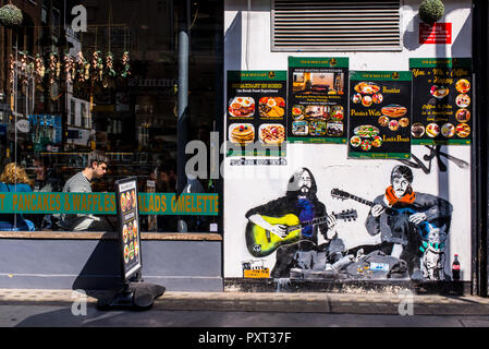 Neue graffiti Wandbild street art Arbeiten von Loretto: Die Beatles Lennon und McCartney Gitarre spielen als heimatlose Musiker Straße Gaukler Stockfoto