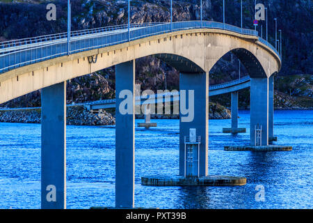 Single Track sommaroy Brücke, Landschaft Bilder auf Kvaloya Insel Troms Gemeinde getroffen, in der Nähe von Tromsø Norwegen Stockfoto