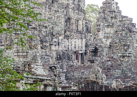 Der Bayon, eine reich verzierte Khmer und die einzige längst vergangene angkorianische Zustand Tempel mit seinen berühmten Stein Gesichter in Angkor Thom in Kambodscha Stockfoto