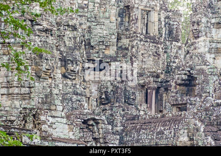 Der Bayon, eine reich verzierte Khmer und die einzige längst vergangene angkorianische Zustand Tempel mit seinen berühmten Stein Gesichter in Angkor Thom in Kambodscha Stockfoto