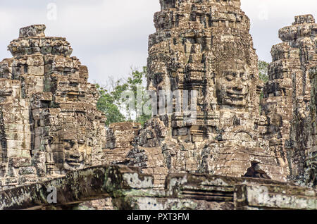 Berühmte lächelnden steinernen Gesichter und Türme des Bayon, eine reich verzierte Khmer und die einzige längst vergangene angkorianische Zustand Tempel in Angkor Thom in Kambodscha Stockfoto