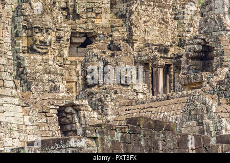 Berühmte lächelnden steinernen Gesichter der Bayon, eine reich verzierte Khmer und die einzige längst vergangene angkorianische Zustand Tempel in Angkor Thom in Kambodscha Stockfoto