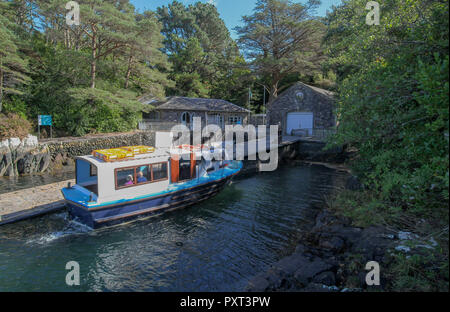 Kleine Passagier Fähre Irland - die Fähre und Passagiere im Garnish Island, Bantry Bay, County Cork, Irland. Stockfoto