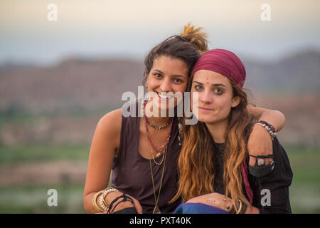 Zwei backpacker Mädchen an einer Sunset View Point in Hampi, Indien. Stockfoto