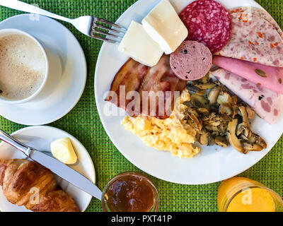 Tisch mit Speisen zum Frühstück, Mittagessen. Blick von oben. Studio Foto Stockfoto