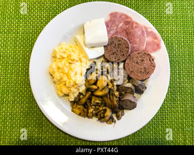 Omelette, Pilze, Würstchen zum Frühstück. Studio Foto Stockfoto