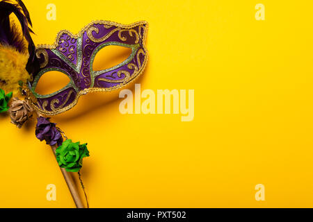 Mardi Gras mask auf gelbem Hintergrund Stockfoto