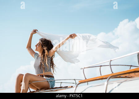 Schönheit Frau genießen blow Wind mit wehenden weissen Schal Stockfoto