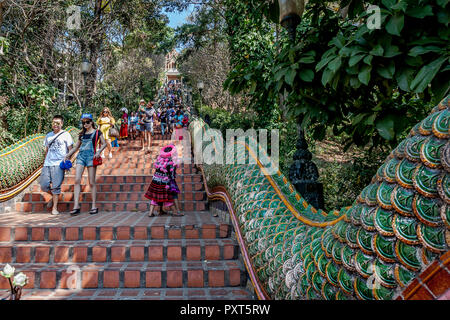 Dragon Treppe hinauf in den Tempel, mit Menschen Klettern nach oben und unten zu kommen. Stockfoto