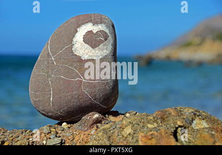 Stein mit Herzform, Agia Galini, Kreta, Griechenland Stockfoto