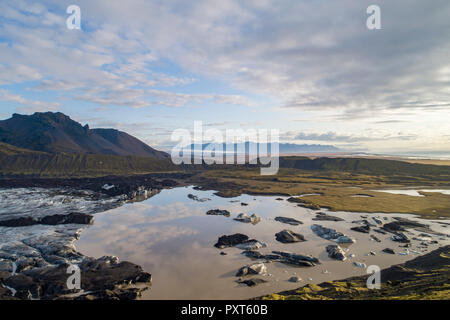 Kalbende Gletscher mit vulkanischen Massivs, mit dem höchsten Gipfel des Island Hvannadalshnúkur, den Vatnajökull National Park, Island Stockfoto