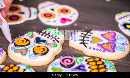 Schritt für Schritt. Dekorieren Sugar Skull Cookies mit anderen Farbe royal Vereisung. Stockfoto