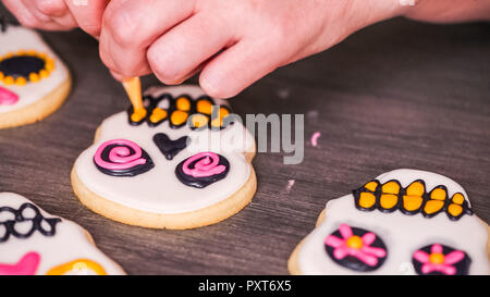 Schritt für Schritt. Dekorieren Sugar Skull Cookies mit anderen Farbe royal Vereisung. Stockfoto