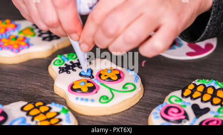 Schritt für Schritt. Dekorieren Sugar Skull Cookies mit anderen Farbe royal Vereisung. Stockfoto