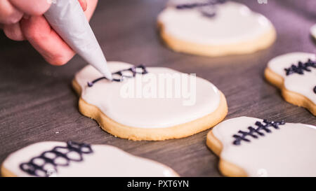 Schritt für Schritt. Dekorieren Sugar Skull Cookies mit anderen Farbe royal Vereisung. Stockfoto
