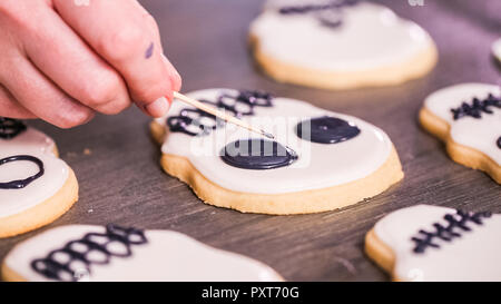 Schritt für Schritt. Dekorieren Sugar Skull Cookies mit anderen Farbe royal Vereisung. Stockfoto