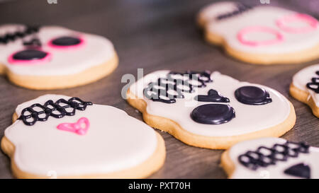 Schritt für Schritt. Dekorieren Sugar Skull Cookies mit anderen Farbe royal Vereisung. Stockfoto