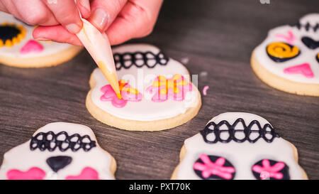 Schritt für Schritt. Dekorieren Sugar Skull Cookies mit anderen Farbe royal Vereisung. Stockfoto