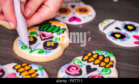 Schritt für Schritt. Dekorieren Sugar Skull Cookies mit anderen Farbe royal Vereisung. Stockfoto