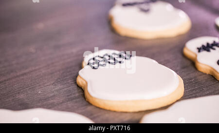 Schritt für Schritt. Dekorieren Sugar Skull Cookies mit anderen Farbe royal Vereisung. Stockfoto