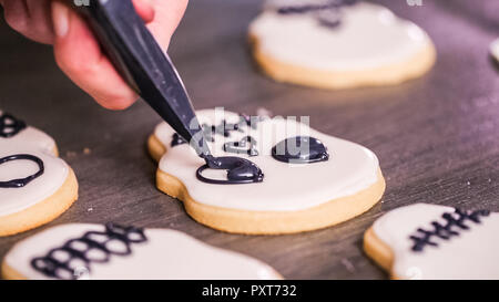 Schritt für Schritt. Dekorieren Sugar Skull Cookies mit anderen Farbe royal Vereisung. Stockfoto
