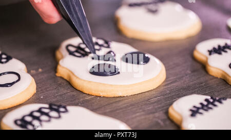 Schritt für Schritt. Dekorieren Sugar Skull Cookies mit anderen Farbe royal Vereisung. Stockfoto