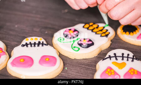 Schritt für Schritt. Dekorieren Sugar Skull Cookies mit anderen Farbe royal Vereisung. Stockfoto