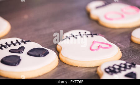 Schritt für Schritt. Dekorieren Sugar Skull Cookies mit anderen Farbe royal Vereisung. Stockfoto