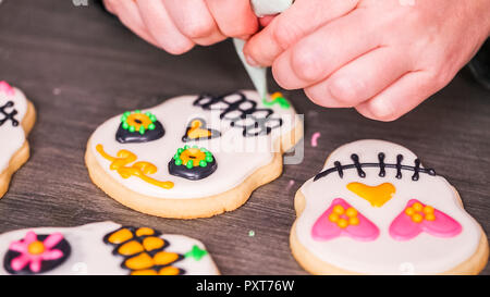 Schritt für Schritt. Dekorieren Sugar Skull Cookies mit anderen Farbe royal Vereisung. Stockfoto