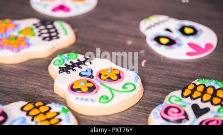 Schritt für Schritt. Dekorieren Sugar Skull Cookies mit anderen Farbe royal Vereisung. Stockfoto