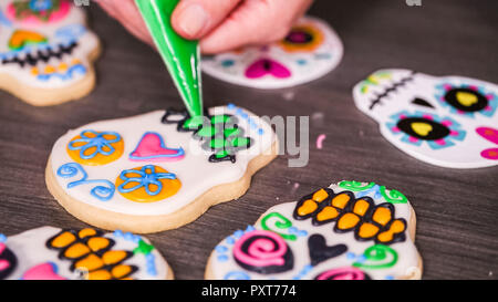 Schritt für Schritt. Dekorieren Sugar Skull Cookies mit anderen Farbe royal Vereisung. Stockfoto