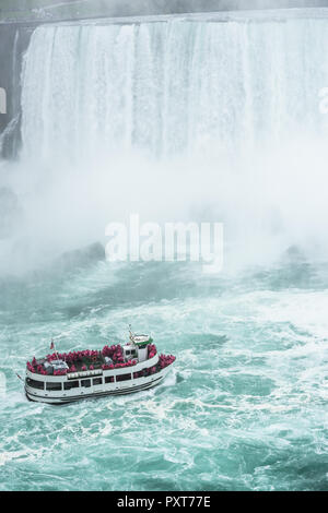 Ein tourist Kreuzfahrt auf Niagara Falls Stockfoto