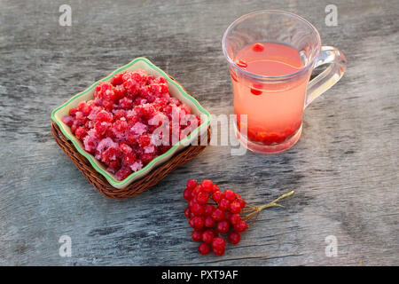 Gefüllte Schneeball Viburnum, Marmelade, frischem und Tee viburnum Stockfoto