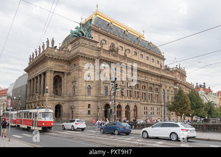 Prag, Tschechische Republik - 24. August 2018: Das Nationaltheater in Prag und öffentliche Verkehrsmittel, Tschechische Republik Stockfoto