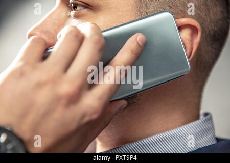 Elegante Mann ist, am Telefon zu sprechen. Horizontale Ausrichtung der Foto Stockfoto