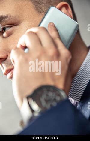 Elegante Mann ist, am Telefon zu sprechen. Die vertikale Ausrichtung der Foto Stockfoto