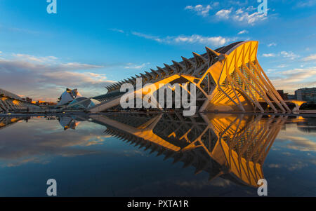 Am frühen Morgen Reflexionen, Calatrava Architektur, Valencia, Spanien. Stockfoto