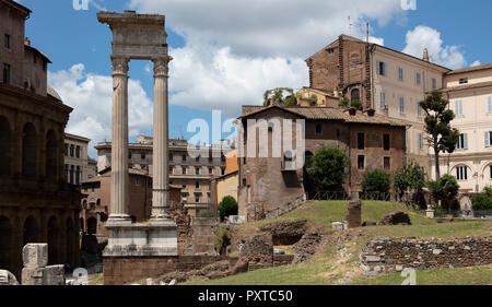 Das archäologische Gebiet rund um den Tempel des Apollo Sosianus und das Theater von Marcellus in Rom. Stockfoto