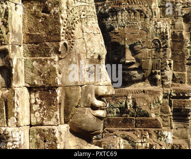 Bayon Tempel in Angkor, Siem Reap, Kambodscha, zwei der lächelnde Gesichter des Buddha, im 12. Jahrhundert geschnitzte angezeigt. Stockfoto