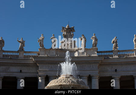 Piazza San Pietro in Rom, die Teil der Kolonnade von St Peter's Basilica und Brunnen von Bernini Spritzwasser in der Morgensonne. Stockfoto