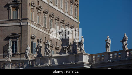 Die Vatikanstadt, mit einem Teil der Kolonnaden von Bernini, und den Teil des Vatikanischen Palastes gegen einen blauen Sommerhimmel in den frühen Morgen. Stockfoto