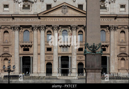 Ein Blick auf die Fassade der Basilika von St. Peter in Rom, mit der Alten Ägyptischen Obelisk vor der Fassade. Stockfoto