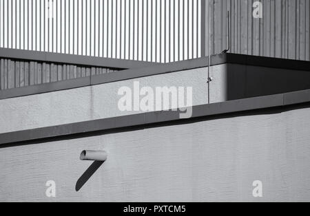 Abstrakte Nahaufnahme des Daches eines modernen Gebäudes (monochrom) Stockfoto