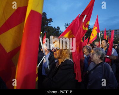 Athen, Griechenland. 23 Okt, 2018. Die KKE (Kommunistische Partei Griechenlands) organisiert eine Anti-kriegs-Kundgebung in Athen gegen Krieg und die Hilfe der griechischen Regierung in der NATO. Credit: George Panagakis/Pacific Press/Alamy leben Nachrichten Stockfoto