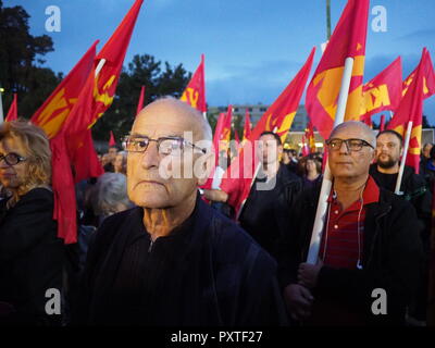 Athen, Griechenland. 23 Okt, 2018. Die KKE (Kommunistische Partei Griechenlands) organisiert eine Anti-kriegs-Kundgebung in Athen gegen Krieg und die Hilfe der griechischen Regierung in der NATO. Credit: George Panagakis/Pacific Press/Alamy leben Nachrichten Stockfoto