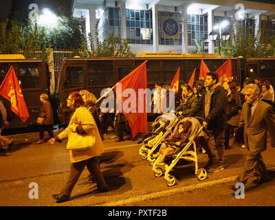Athen, Griechenland. 23 Okt, 2018. Die KKE (Kommunistische Partei Griechenlands) organisiert eine Anti-kriegs-Kundgebung in Athen gegen Krieg und die Hilfe der griechischen Regierung in der NATO. Credit: George Panagakis/Pacific Press/Alamy leben Nachrichten Stockfoto
