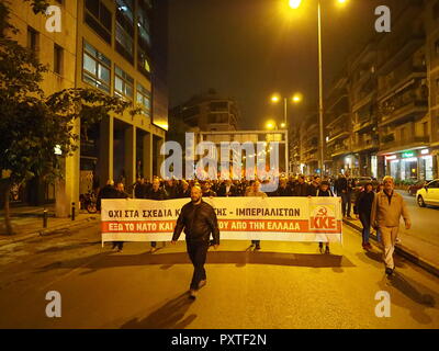 Athen, Griechenland. 23 Okt, 2018. Die KKE (Kommunistische Partei Griechenlands) organisiert eine Anti-kriegs-Kundgebung in Athen gegen Krieg und die Hilfe der griechischen Regierung in der NATO. Credit: George Panagakis/Pacific Press/Alamy leben Nachrichten Stockfoto